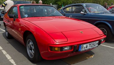 A red Porsche 924