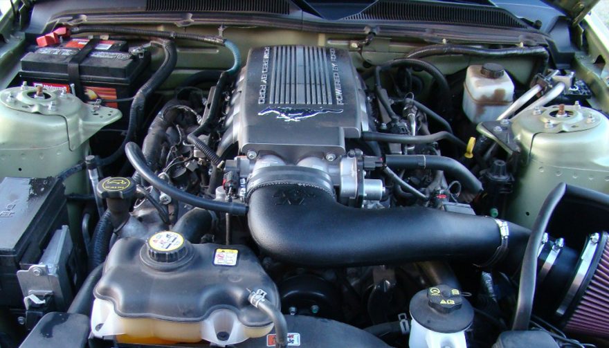 engine bay of a 2006 ford mustang