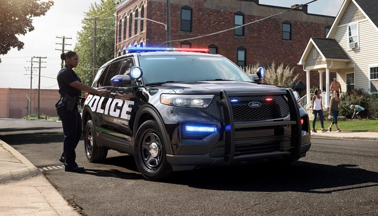 The 2020 Ford Police Interceptor comes with an all-new hybrid drivetrain as standard. That helps make blue a little more green.